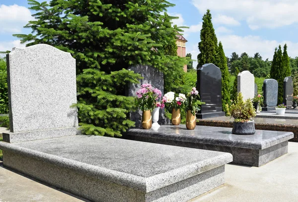 Tumbas en el cementerio público —  Fotos de Stock