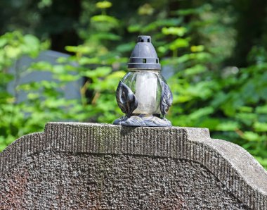 Fener genel mezarlıkta mezar taşı üzerinde