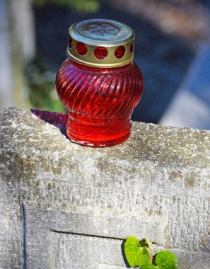 Mezarlıkta mezar taşı üzerinde fener