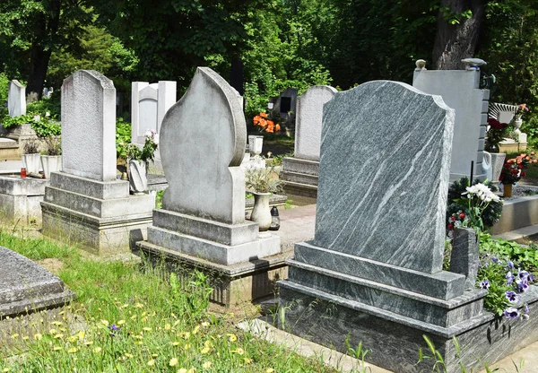 Pietre tombali nel cimitero pubblico — Foto Stock