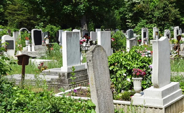 Pietre tombali nel cimitero pubblico — Foto Stock