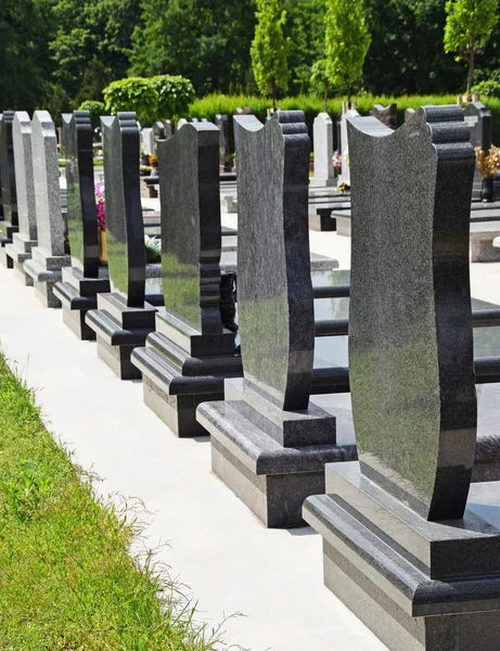 Tumbas en el cementerio público — Foto de Stock