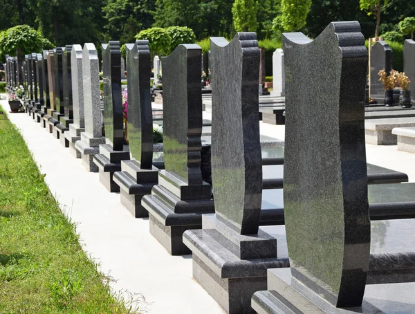 Pietre tombali nel cimitero pubblico — Foto Stock