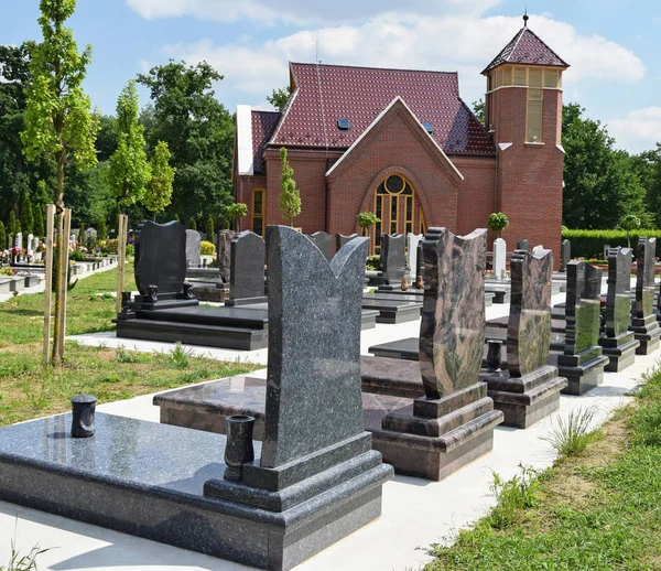 Náhrobky na veřejném hřbitově — Stock fotografie