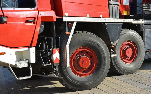 Neumáticos de un vehículo grúa grande — Foto de Stock