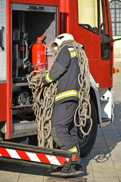 仕事で消防士 — ストック写真