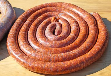 Çiğ sosis pişirmeye hazır