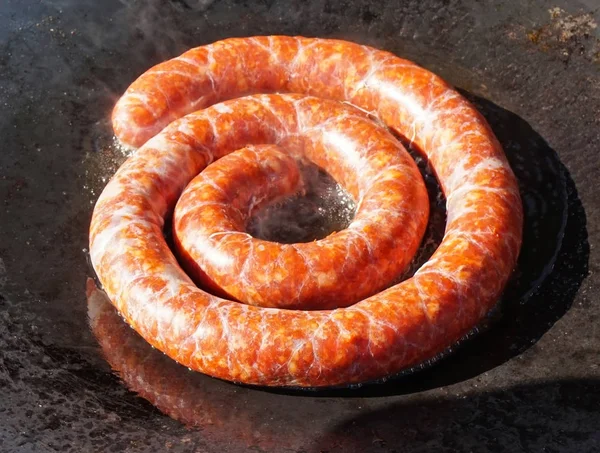 Enchidos cozinhar em uma panela — Fotografia de Stock