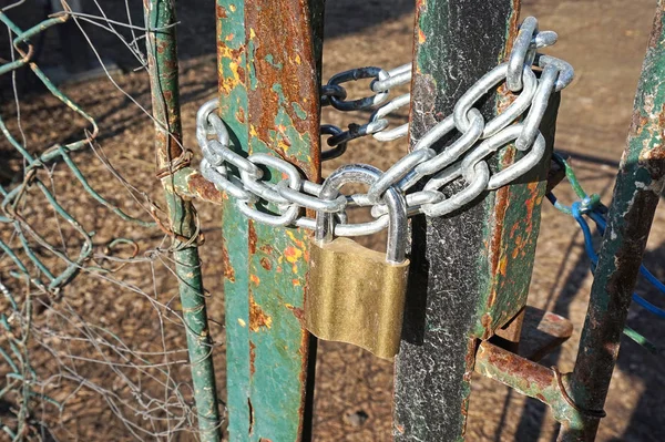 Porta de metal fechada com cadeado e corrente — Fotografia de Stock