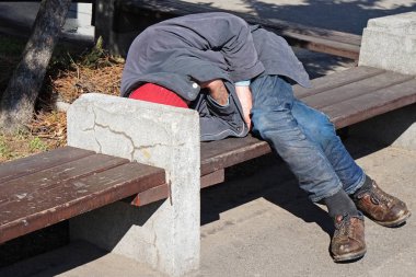 Evsiz bir adam bir kürsüde uyuma