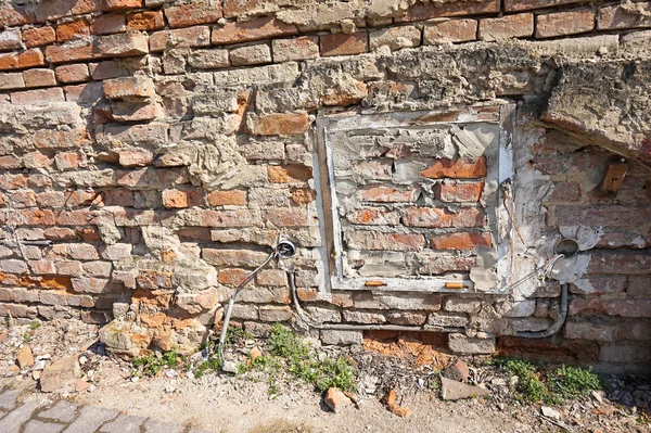 Arruinar la pared de ladrillo de una casa —  Fotos de Stock