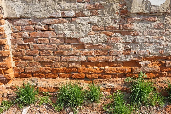 Vecchio muro di mattoni in rovina di un edificio — Foto Stock