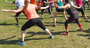 Kadınlar ısınma çalıştırmadan önce yarış