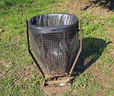 Parktaki çöp kutusu.