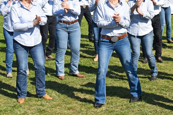 Batı dansçılar açık