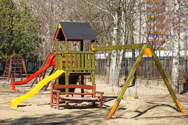 Slides e ginásio na selva no jardim de infância — Fotografia de Stock