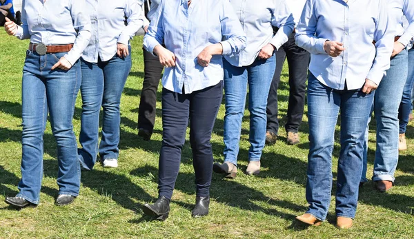 Bailarines occidentales al aire libre —  Fotos de Stock