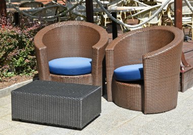 Koltuklar bir restoran önünde