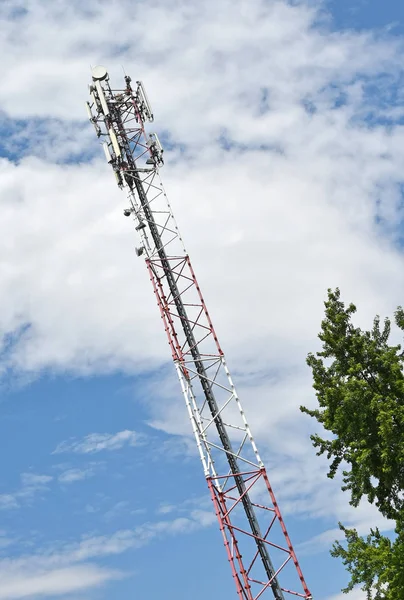 Torre de antena contra el cielo —  Fotos de Stock