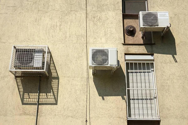 Condizionatori d'aria sul muro di un edificio — Foto Stock