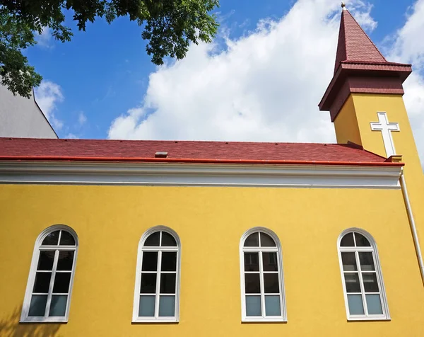 Kleine Kirche und Laub — Stockfoto