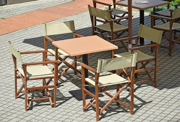 Židle a stoly na ulici — Stock fotografie