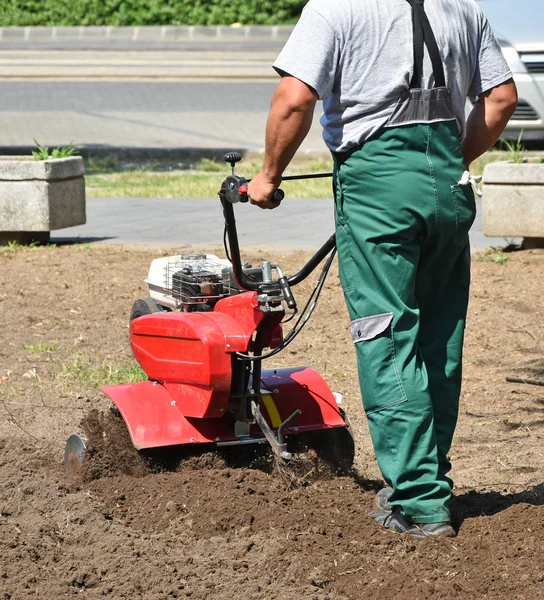 Trädgårdsmästare fungerar med en rorkult maskiner — Stockfoto