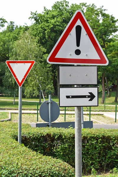 Ertrag und Gefahr Verkehrszeichen — Stockfoto