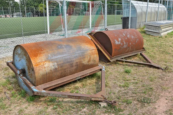 Grandes rodillos de metal pesado para suavizar el campo de fútbol —  Fotos de Stock