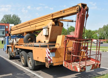 Vinçler-Mobil vinç araç park yerinde