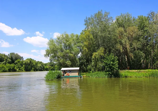 Pequena casa ao lado do rio Tisza — Fotografia de Stock