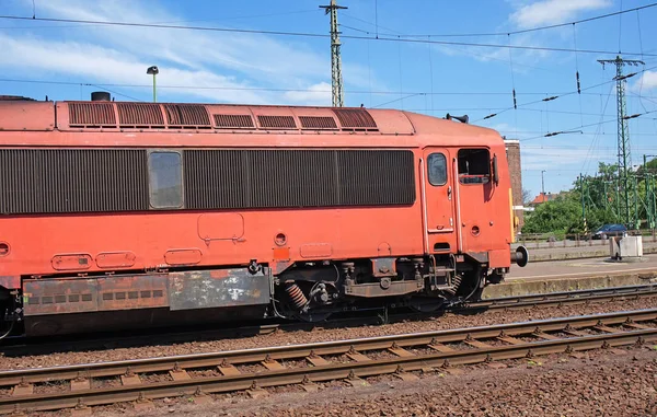 Красный дизельный двигатель на станции — стоковое фото