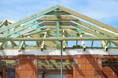 Yeni bir binanın çatı