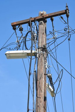 Kutup sokak ışık ve elektrik kabloları