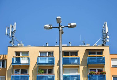 High street bir apartman binası önünde ışık