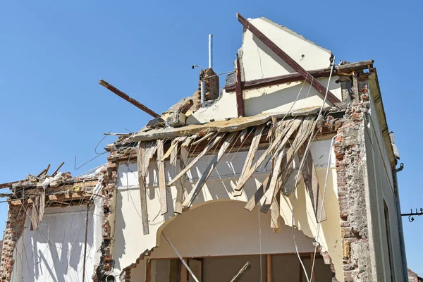 Demolición de un edificio antiguo — Foto de Stock