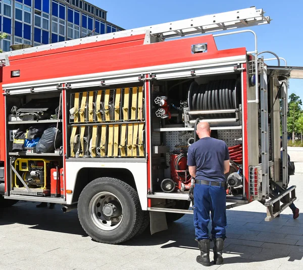 Bombeiro ao lado de um caminhão de bombeiros — Fotografia de Stock