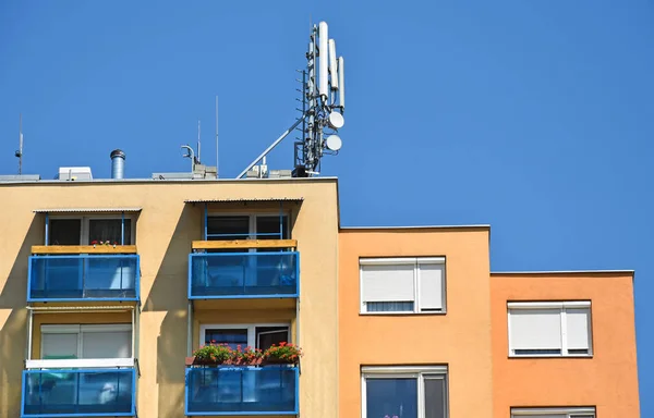 Antennes au sommet d'un immeuble d'appartements — Photo