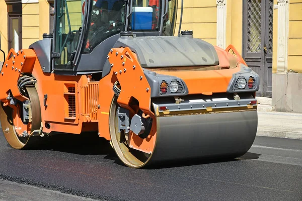 Walec drogowy w pracy, na ulicy — Zdjęcie stockowe