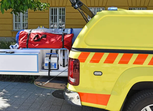 Ambulancia y equipos — Foto de Stock