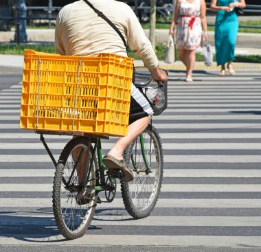 Bisikletçi zebra kapısı üzerinde