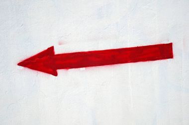 Kırmızı ok işareti duvardaki