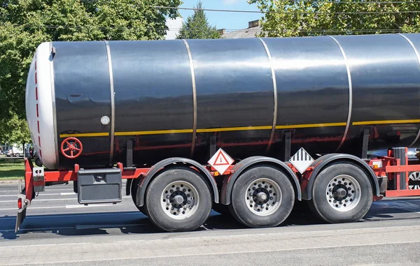 Camión cisterna de combustible en la calle — Foto de Stock