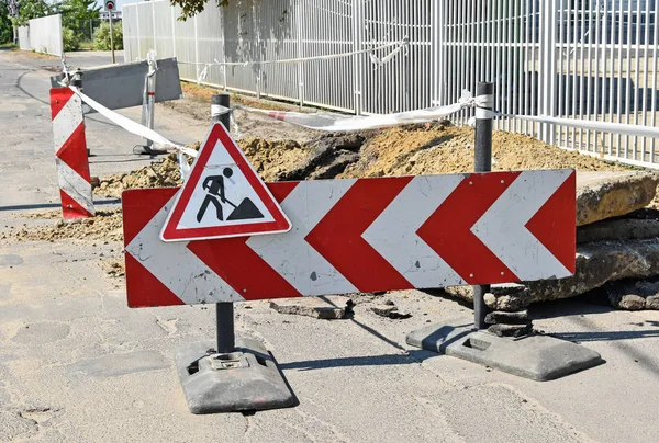 Señal de flecha y barrera en la construcción de la carretera — Foto de Stock