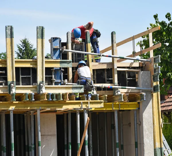 Travailleurs de la construction au travail — Photo