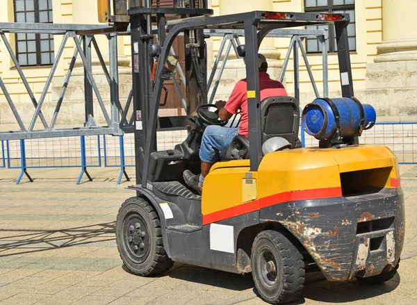 Sokakta işyerinde forklift — Stok fotoğraf