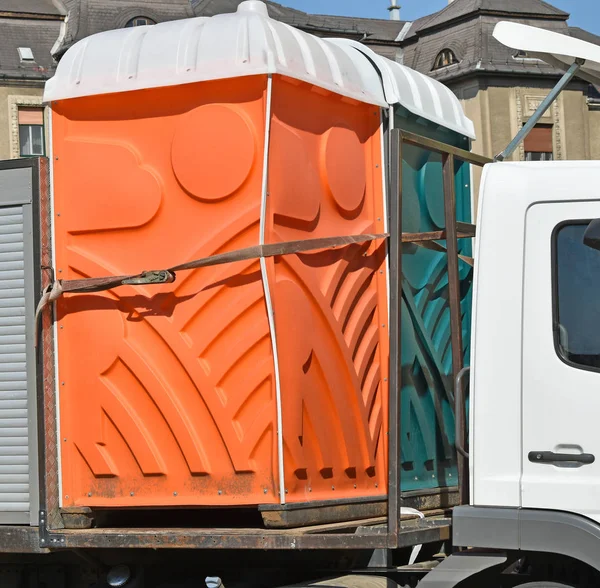 Tragbare Toiletten auf einem Fahrzeug — Stockfoto
