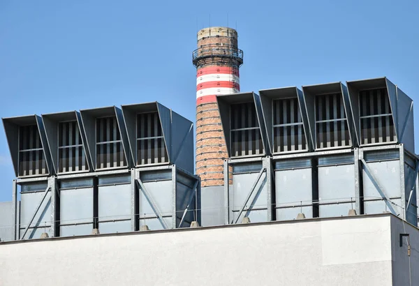 空气滤清器和火力发电厂的烟囱中烟气 — 图库照片
