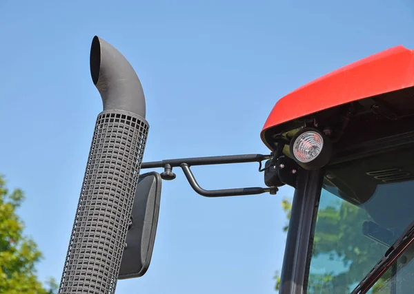 Tubo de escape de un tractor — Foto de Stock