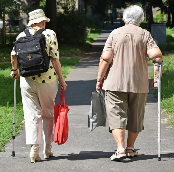 两个老女人走在人行道上 — 图库照片